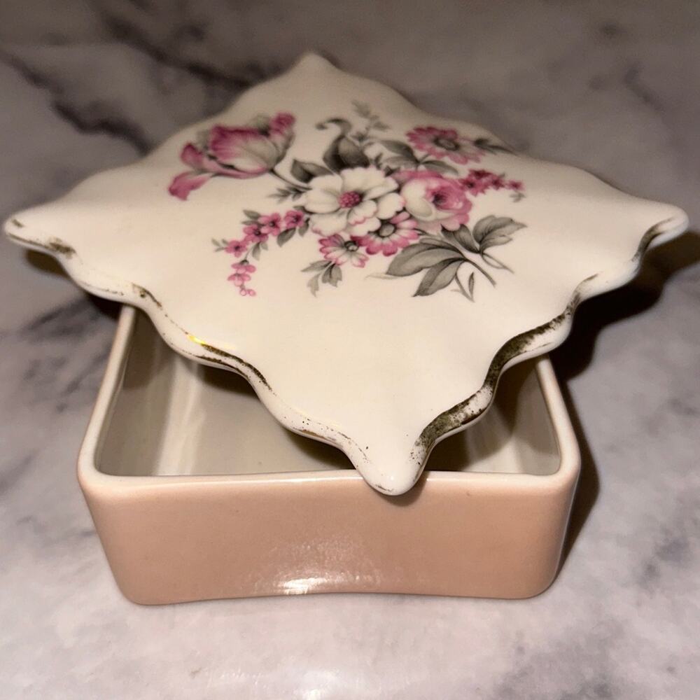 VINTAGE Ceramic Feminine Jewelry Box Victorian Daisy Rose Pastel lidded Floral‎